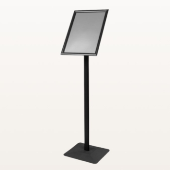 Stojak informacyjny A4 OWZ czarny, wolnostojący, 100 cm, widok z boku, ramka ustawiona w pionie